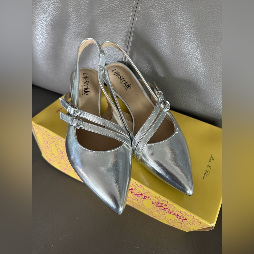 Life Stride Silver Pointed Slingback Flats. Size 6🩵🩵